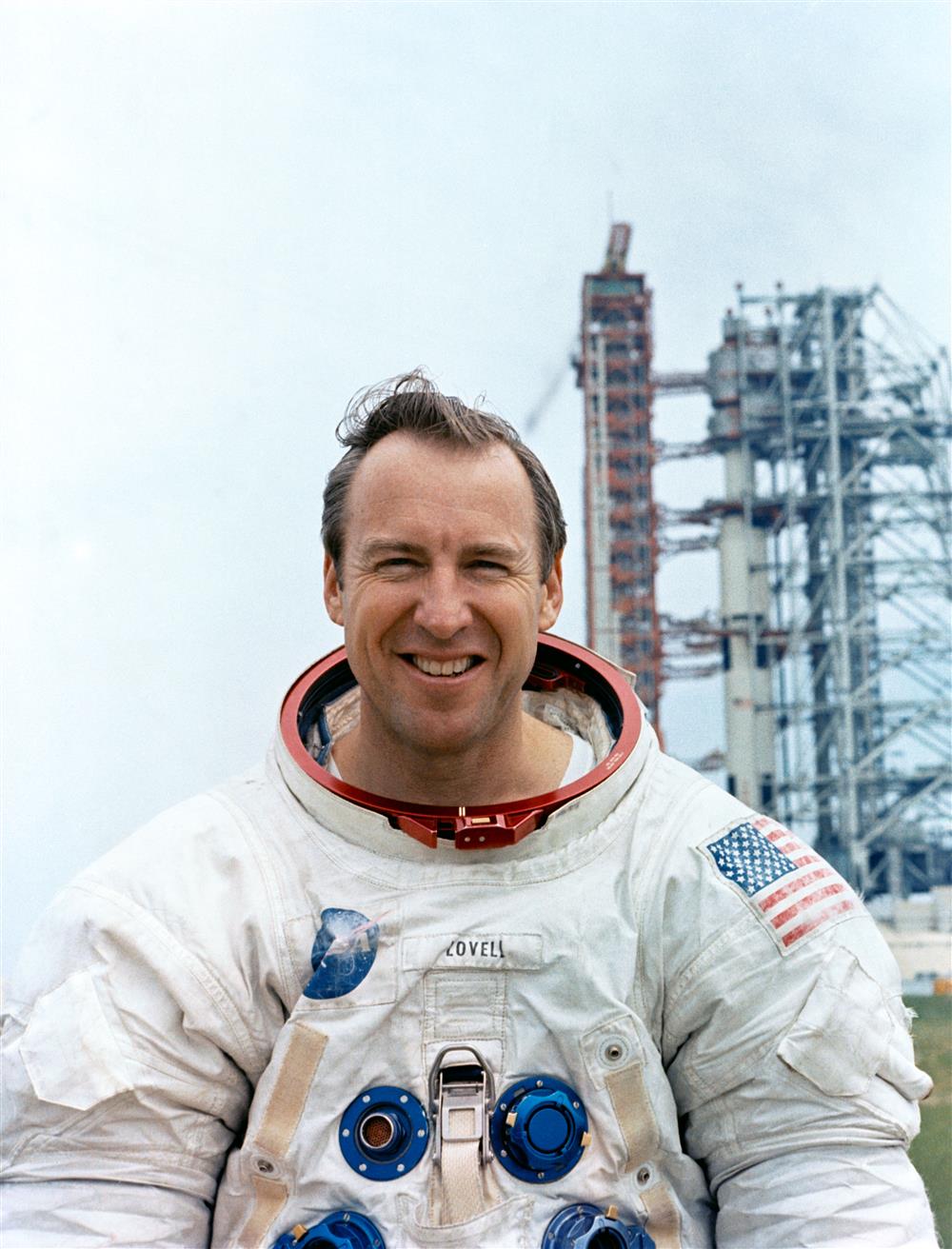 Jim Lovell před raketou Saturn 5 před startem Apolla 8 r. 1968 (Zdroj: NASA)